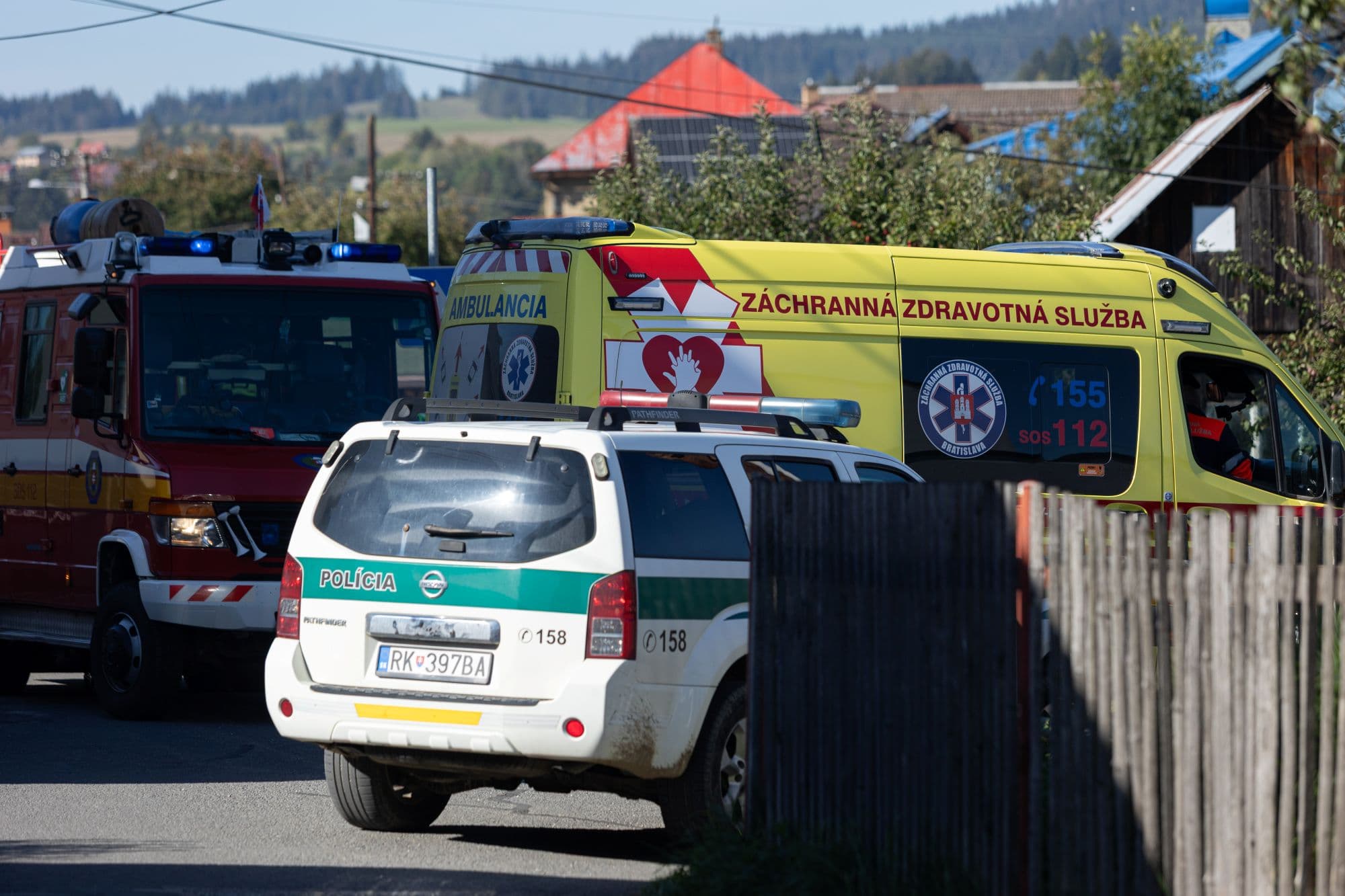 Na snímke polícia, sanitka a hasičské auto na uzavretej prístupovej ceste ku základnej škole (ZŠ) v obci Staškov v okrese Čadca v utorok 29. septembra 2026. Foto: Daniel Stehlík/TASR