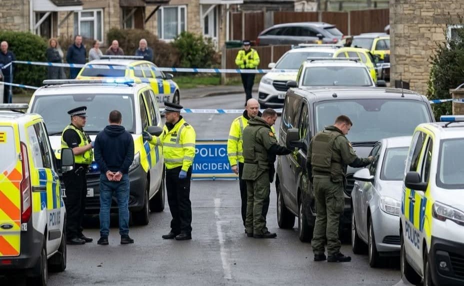 Špecializovaný tím armády na likvidáciu výbušných zariadení preveruje niekoľko vozidiel v oblasti Whelford na západe Anglicka. Foto: FB News Nexus