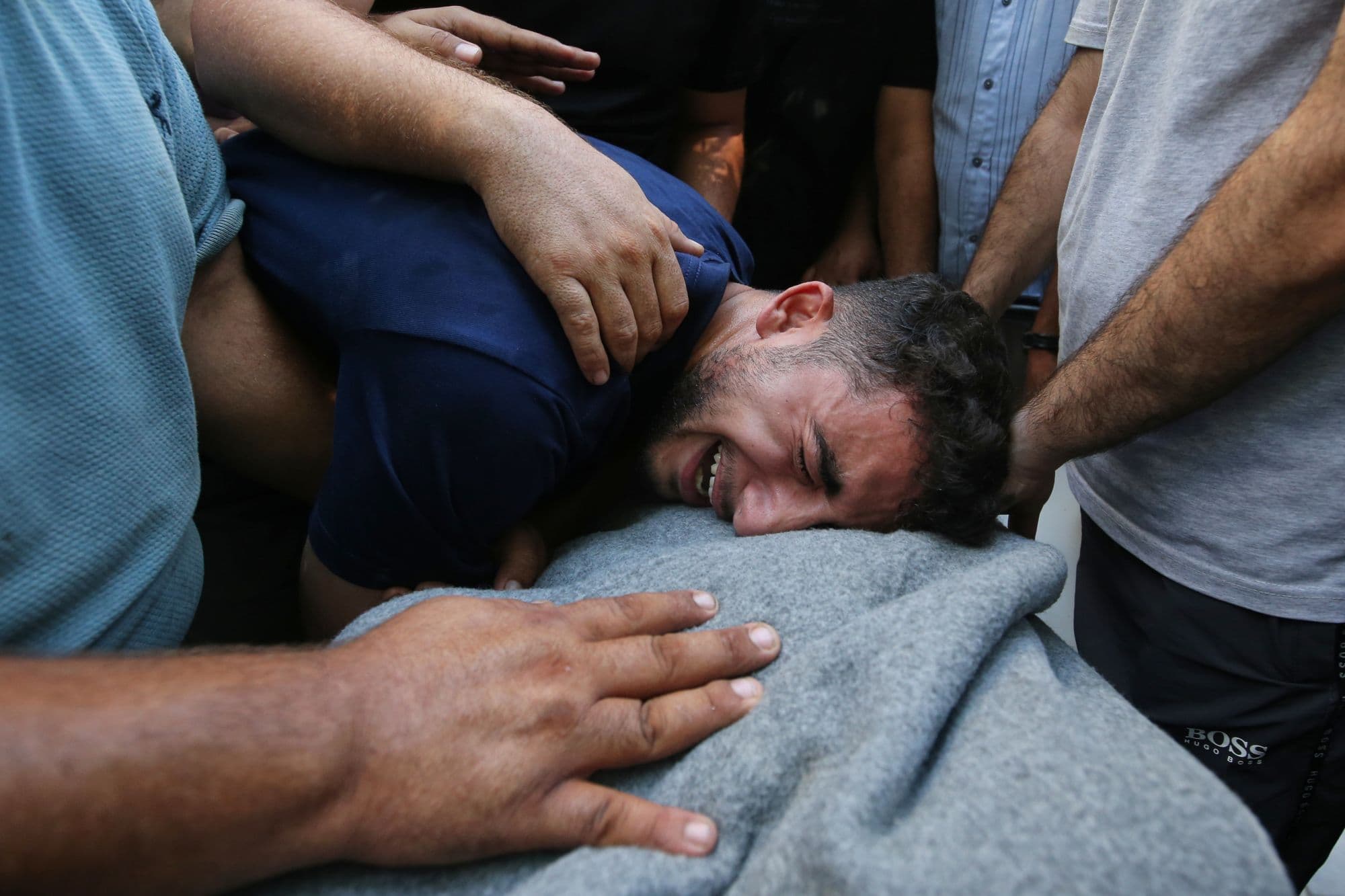 Smútiaci plačú nad telom Palestínčana, ktorý zahynul pri izraelskom leteckom útoku, v nemocnici v meste Gaza, v sobotu 19. septembra 2026. Foto: TASR/AP