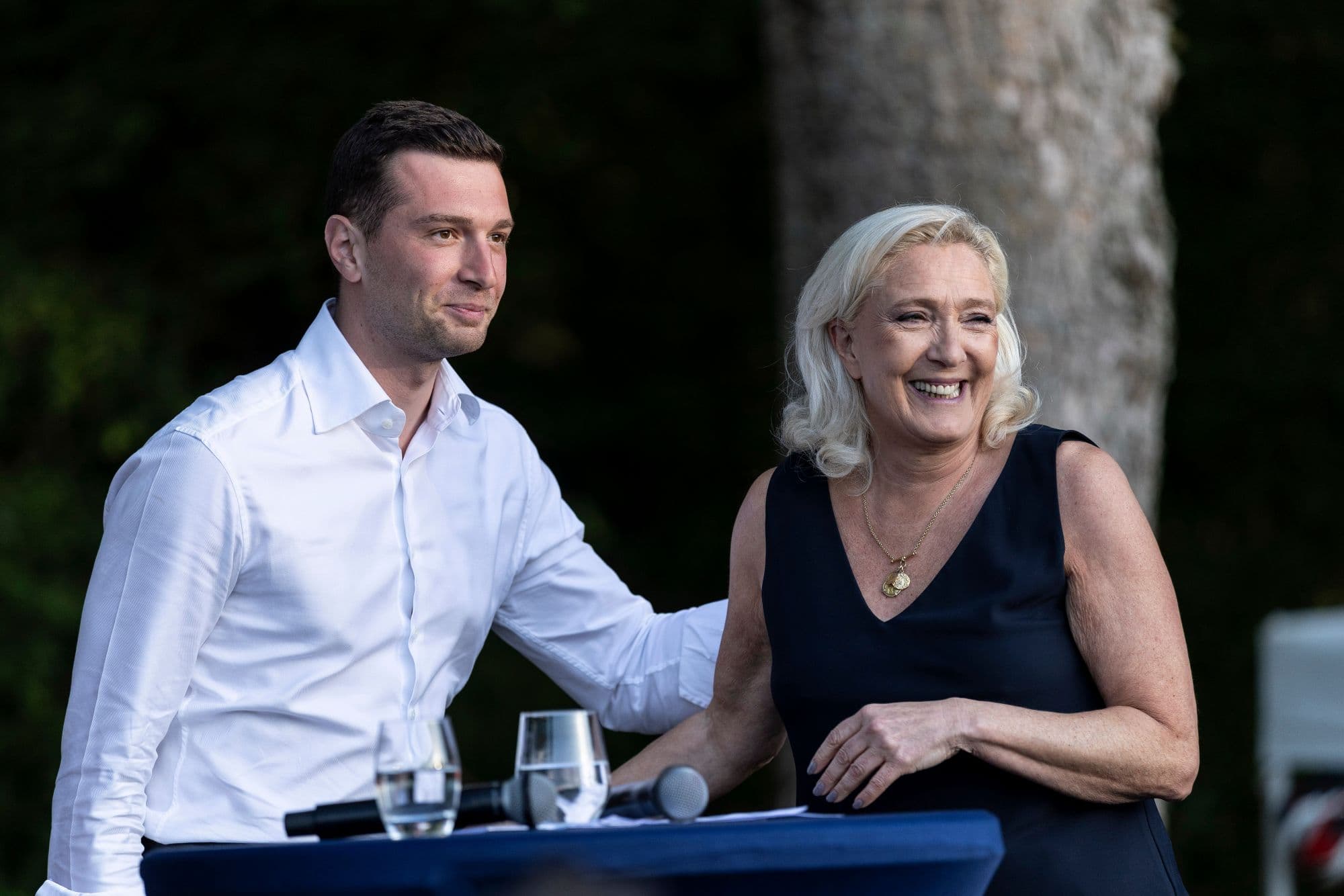 Jordan Bardella a Marine Le Penová na mítingu v Lievine na severe Francúzska 4. júla 2026. Foto: TASR/AP