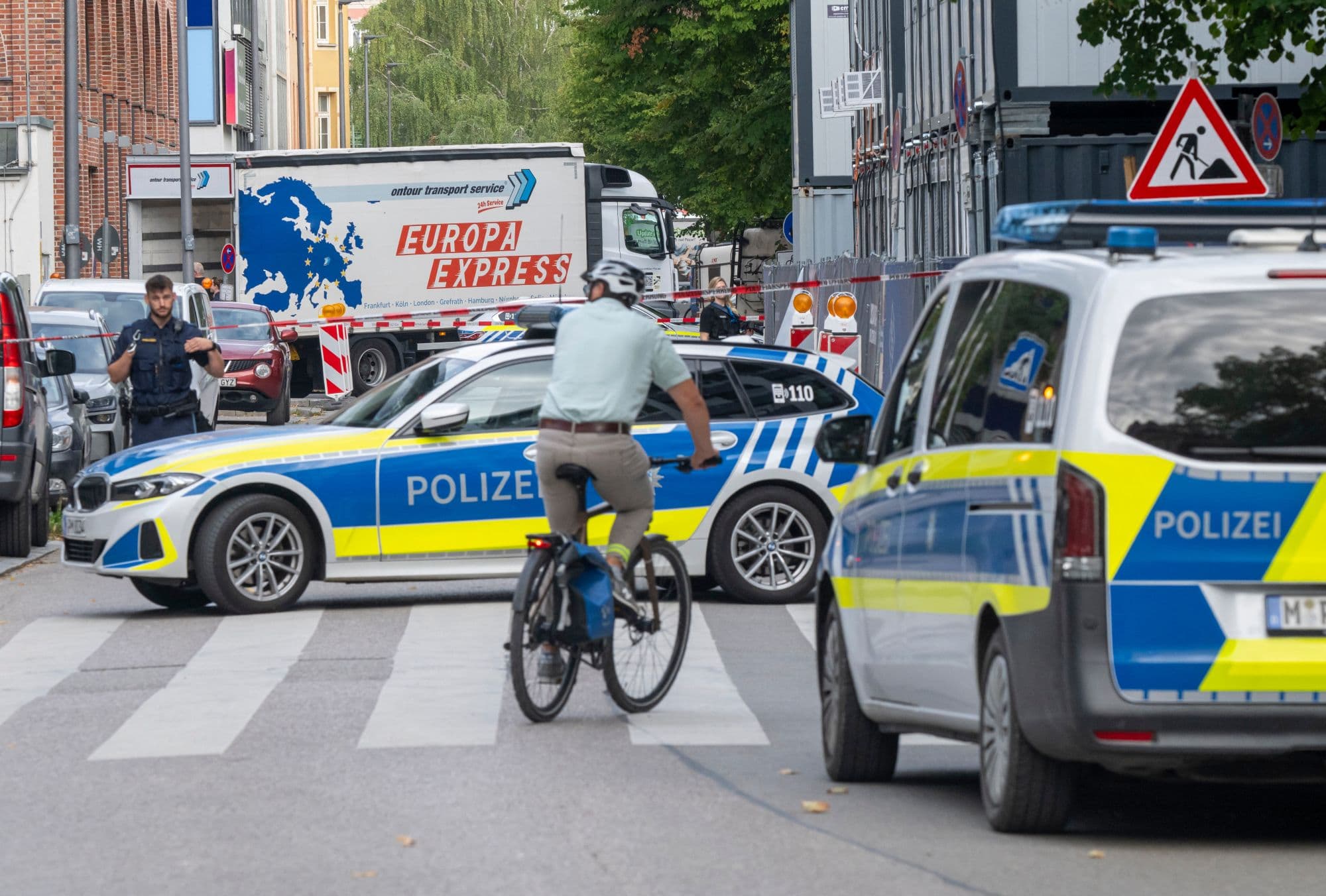 policajné autá blokujú ulicu neďaleko železničnej stanice Ostbahnhof v Mníchove vo štvrtok 3. septembra 2026. Foto: TASR/AP