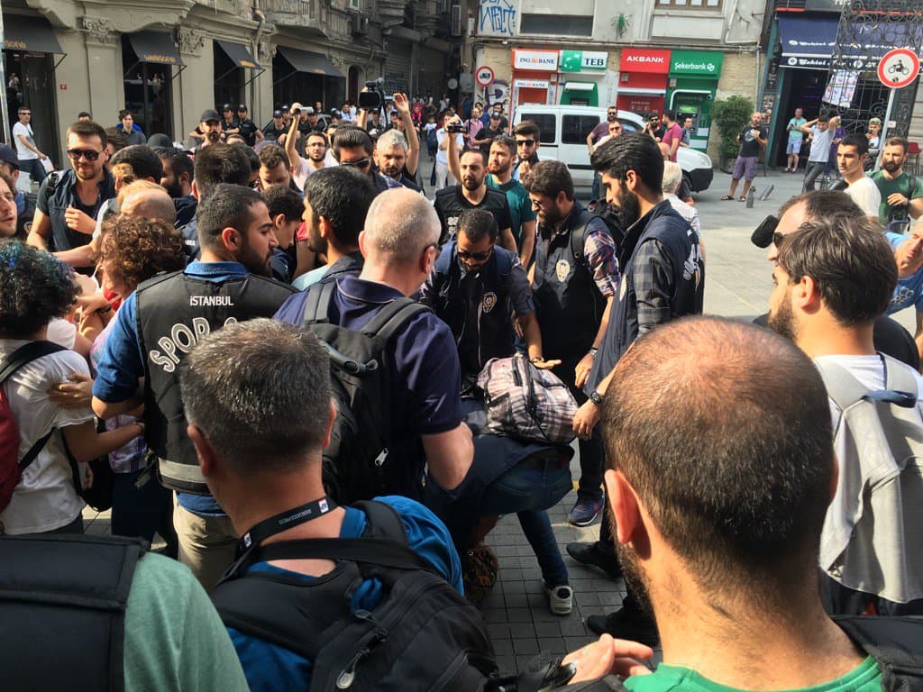 Tureckí policajti zadržiavajú účastníkov pochodu Istanbul Pride v Istanbule 26. júna 2016. Archívna fotografia. Foto: Mark Lowen/Wikimedia Commons, CC BY-SA 4.0.