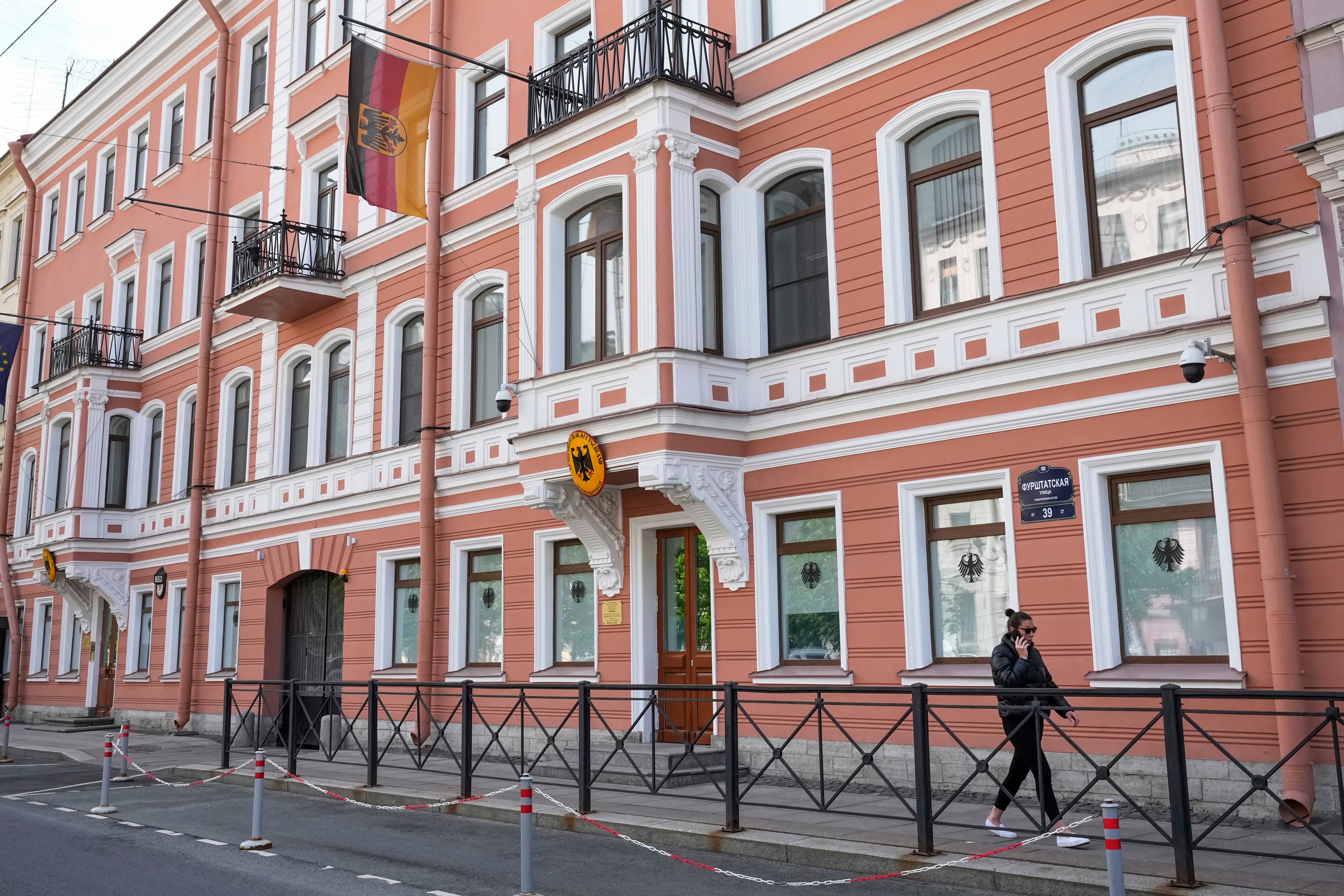 Žena prechádza okolo budovy nemeckého generálneho konzulátu v Petrohrade v Rusku 1. júna 2023. Foto: TASR/AP
