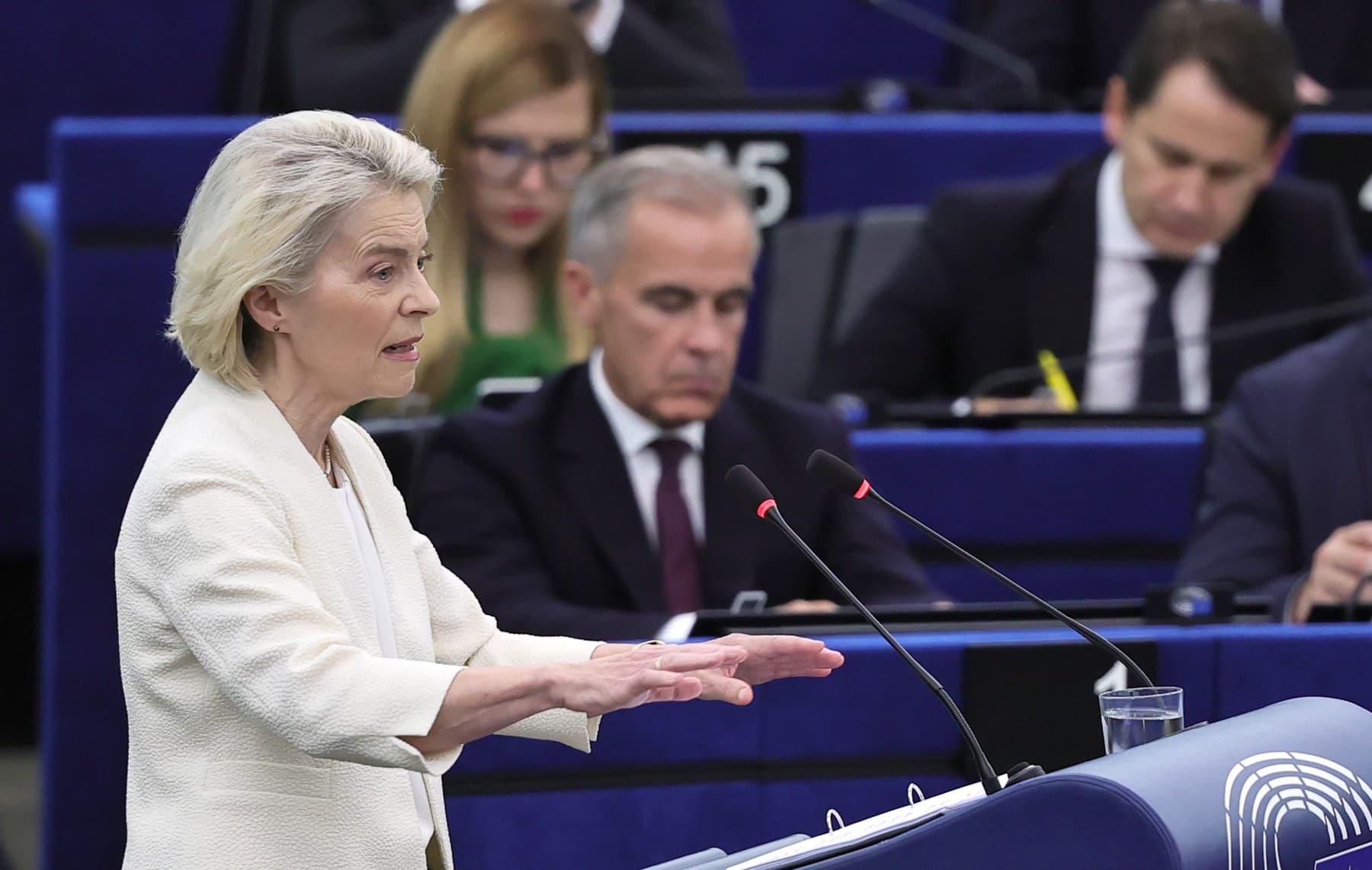 Ursula von der Leyenová. V pozadí Mark Carney. Foto: ONALD WITTEK / EPA / Profimedia