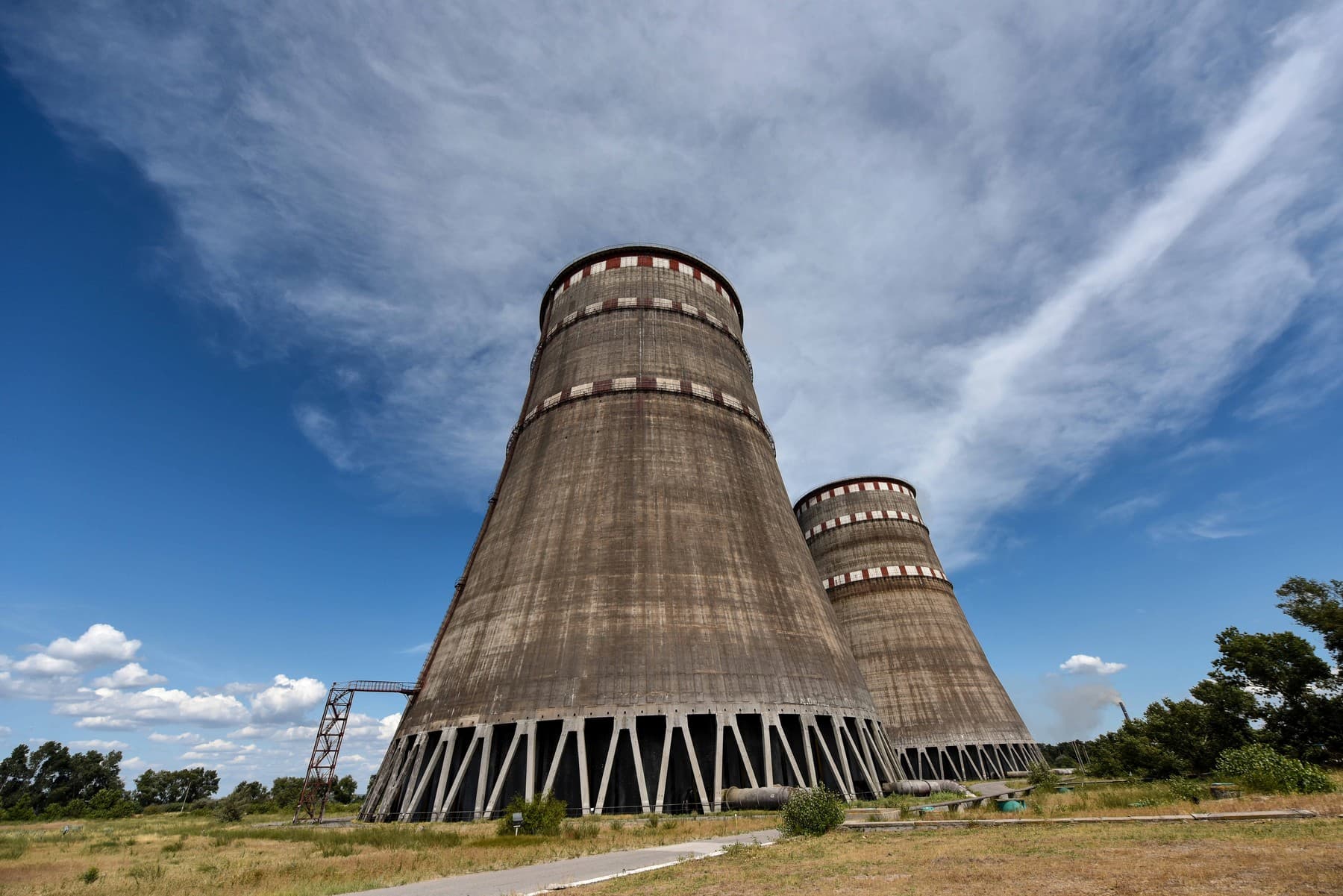 Chladiace veže Záporožskej jadrovej elektrárne v ukrajinskom Enerhodare. Archívna fotografia. Kredit: Dmytro Smolyenko/Zuma Press/Profimedia