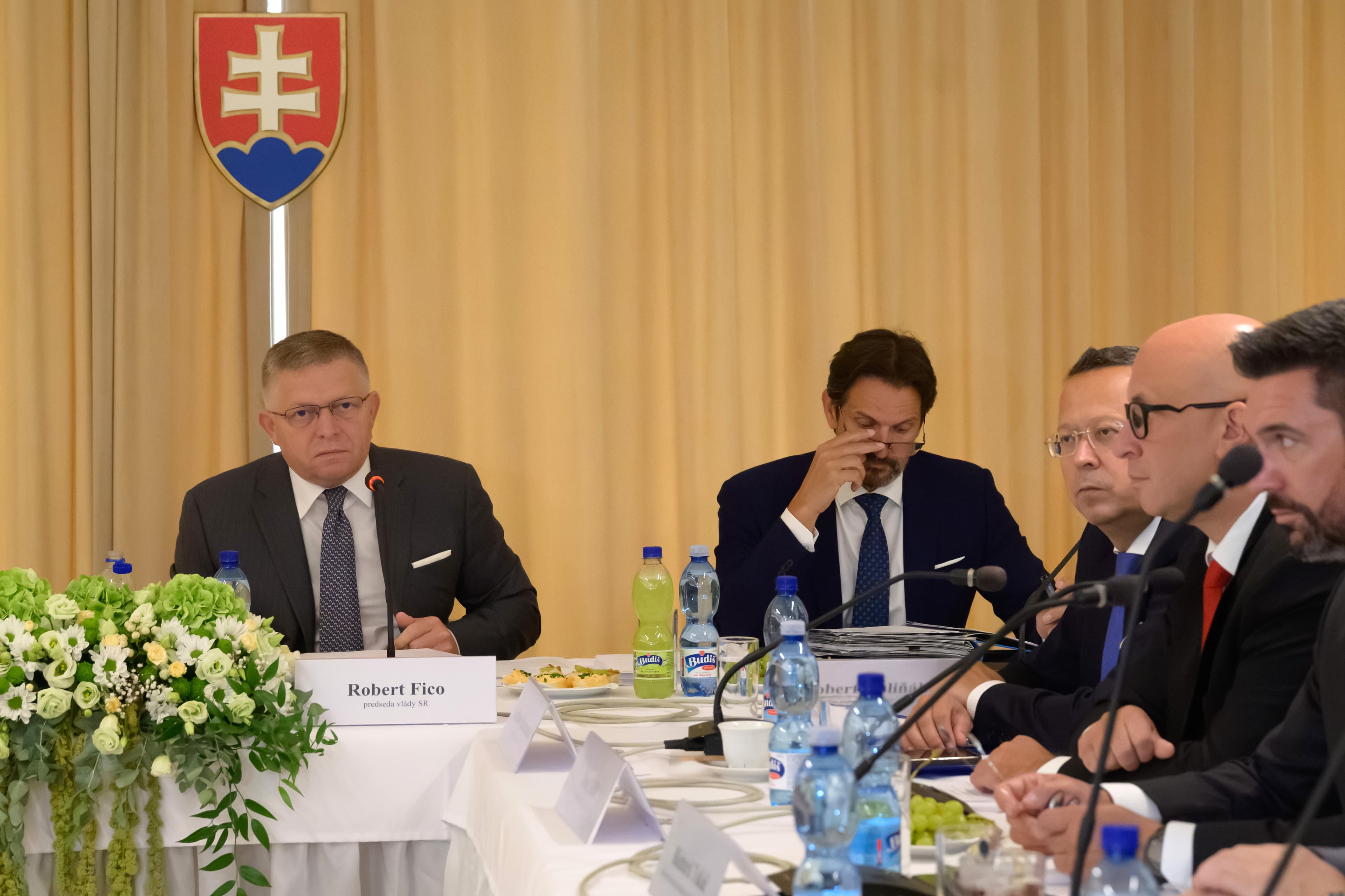 Členovia vlády počas výjazdového rokovania v areáli národného výstaviska Agrokomplex v Nitre 2. septembra 2026. Foto: Henrich Mišovič/TASR