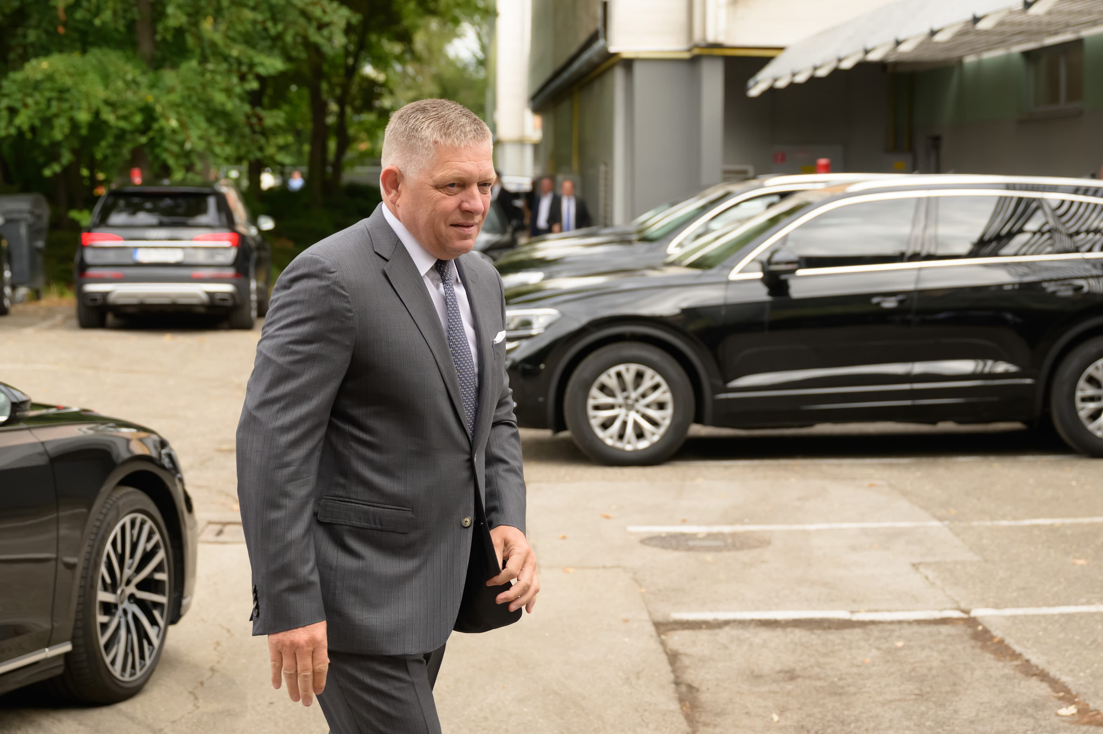 Robert Fico (Smer-SD) prichádza na výjazdové zasadnutie v areáli národného výstaviska Agrokomplex v Nitre 2. septembra 2026. Foto: Henrich Mišovič/TASR
