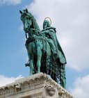 Jazdecká socha sv. Štefana Kráľa od Alojza Štróbla na Budínskom hrade. Zdroj: Petr Šmerkl, Wikipedia (cropped)