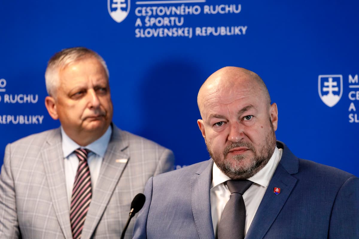 Rudolf Huliak a generálny riaditeľ Tiposu Michal Hutník. Foto: TASR/Dano Veselský