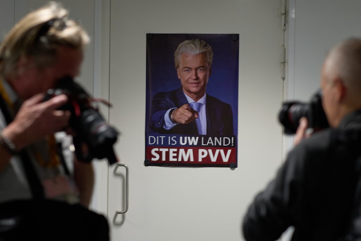 Novinári čakajú na Geerta Wildersa po skončení volieb. Foto TASR/AP