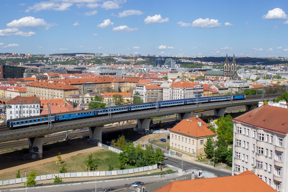 Na snímke vlak Českých dráh premáva po hlavnej železničnej trati, ktorá prechádza Prahou, ilustračný obrázok. Foto: Barbora Vizváryová/TASR