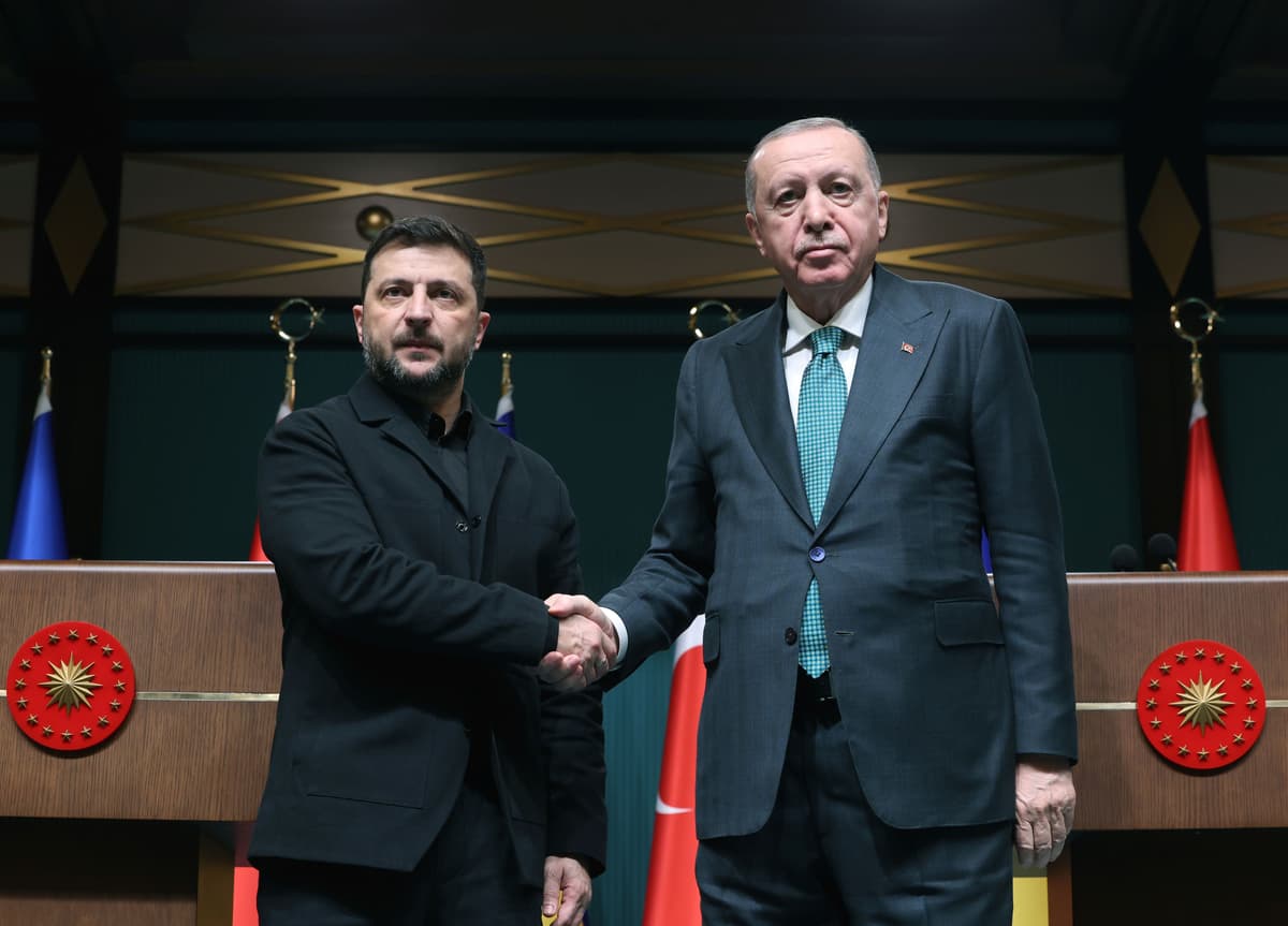 Na snímke turecký prezident Recep Tayyip Erdogan (vpravo) a ukrajinský prezident Volodymyr Zelenskyj. FOTO: TASR/TUR Presidency/Mustafa Kamaci - Anadolu Agency