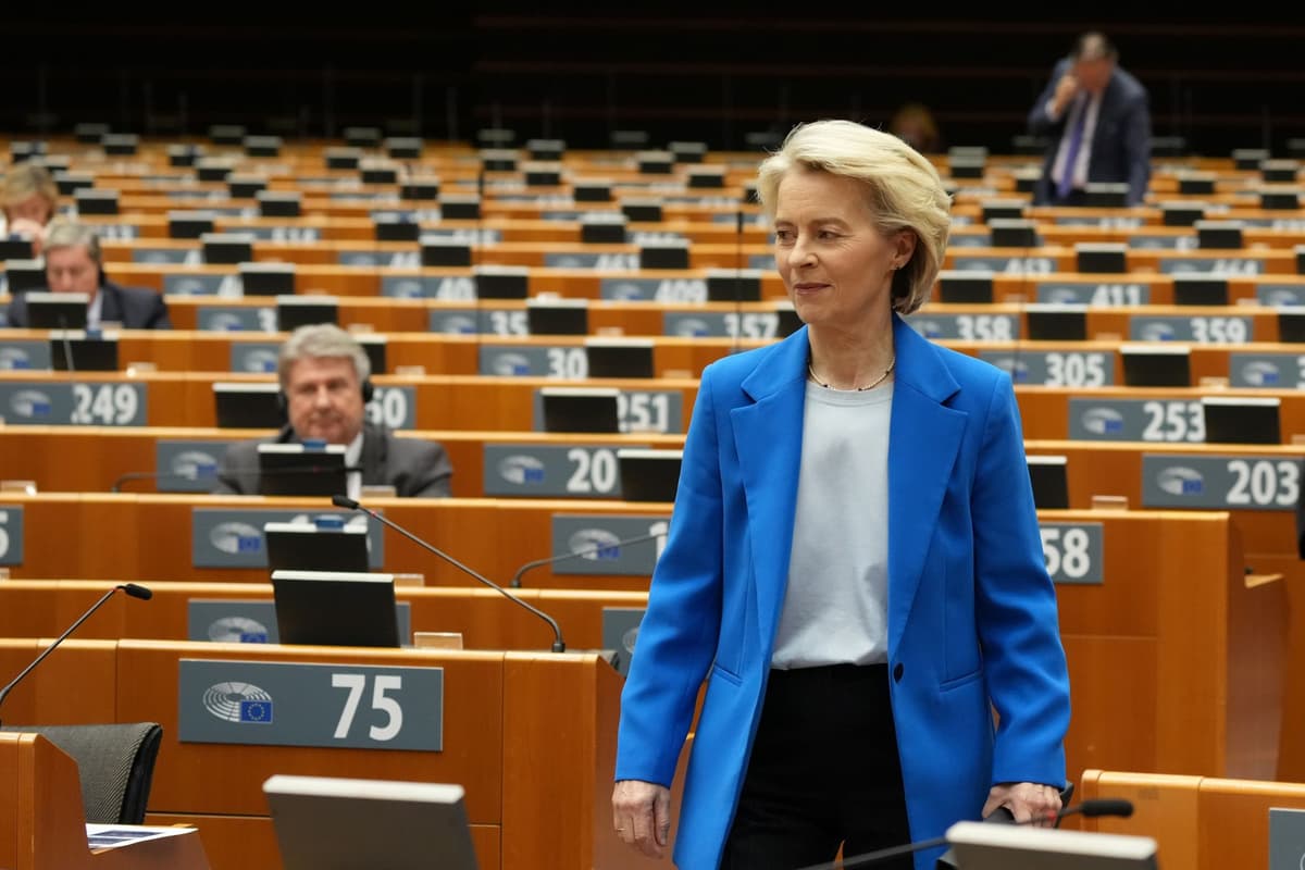 Predsedníčka Európskej komisie (EK) Ursula von der Leyenová prichádza na plenárne zasadnutie Európskeho parlamentu v Bruseli 12. novembra 2025. Foto: TASR/AP