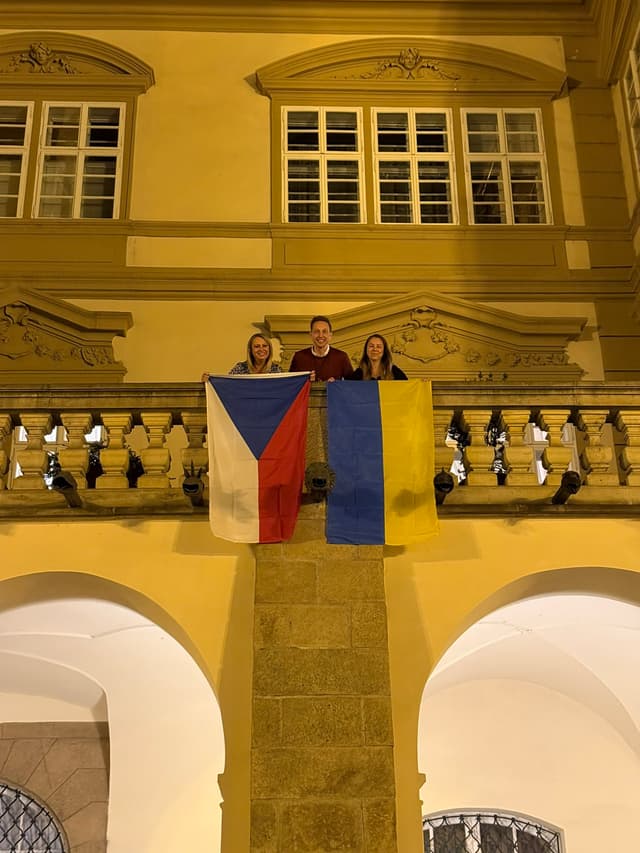 Starostovia a nezávislí (STAN) pri vyvesení ukrajinskej vlajky na snemovni. Foto STAN/Twitter