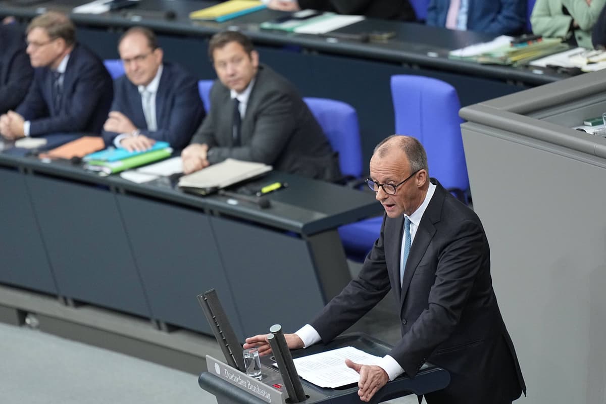 Nemecký kancelár Friedrich Merz hovorí počas debaty o štátnom rozpočte na zasadnutí nemeckého Spolkového snemu (Bundestag) v Berlíne 26. novembra 2025. Foto: TASR/AP