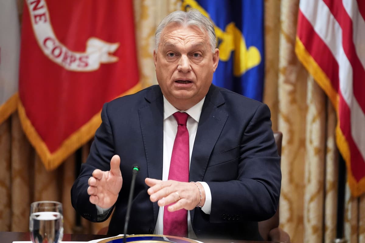 Na archívnej snímke zo 7. novembra 2025 maďarský premiér Viktor Orbán reční počas stretnutia s americkým prezidentom Donaldom Trumpom vo Washingtone. Foto: TASR/AP