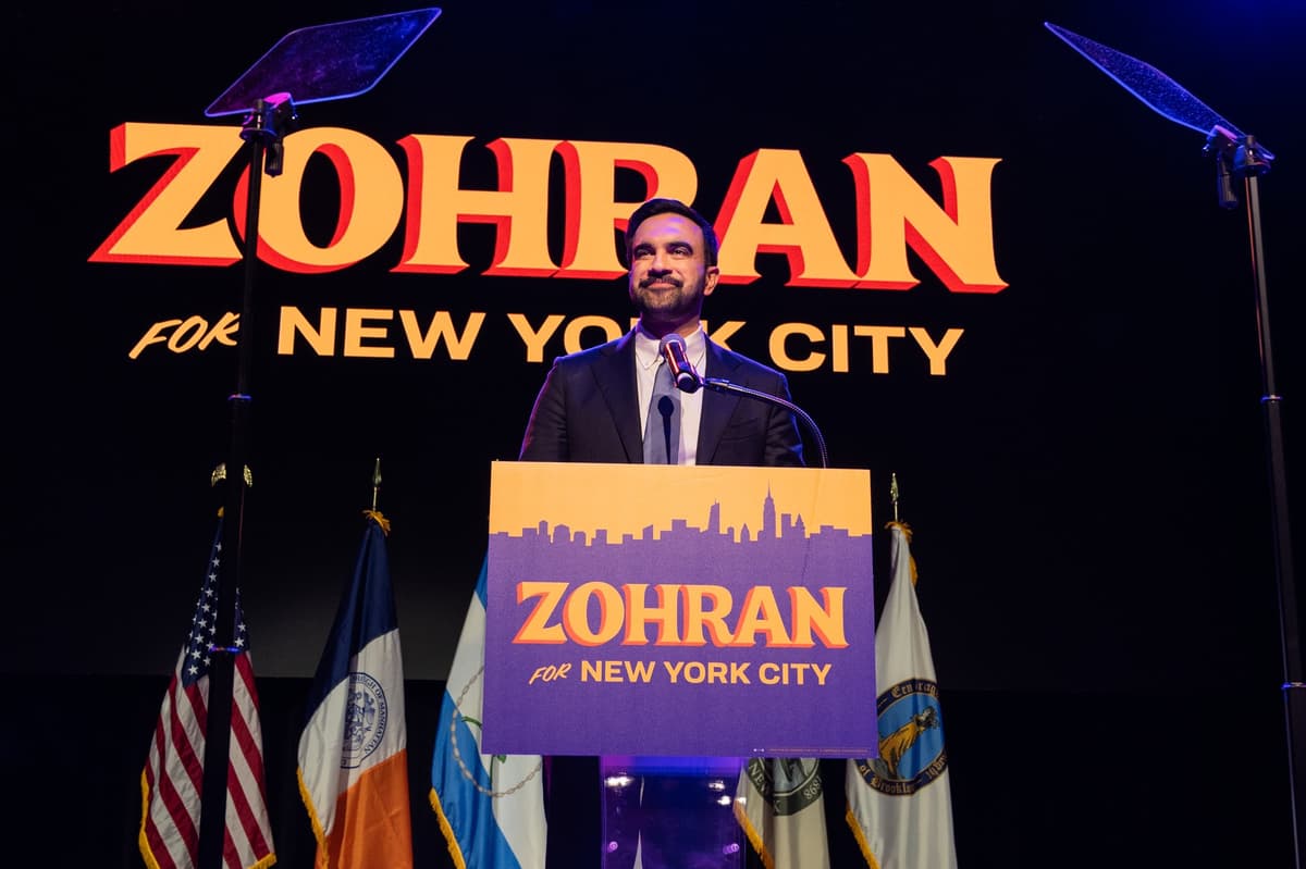 Zohrad Mamdani počas príhovoru voči priaznivcom po víťazstve vo voľbách 4. novembra 2025. Foto: Sipa USA / ddp USA / Profimedia