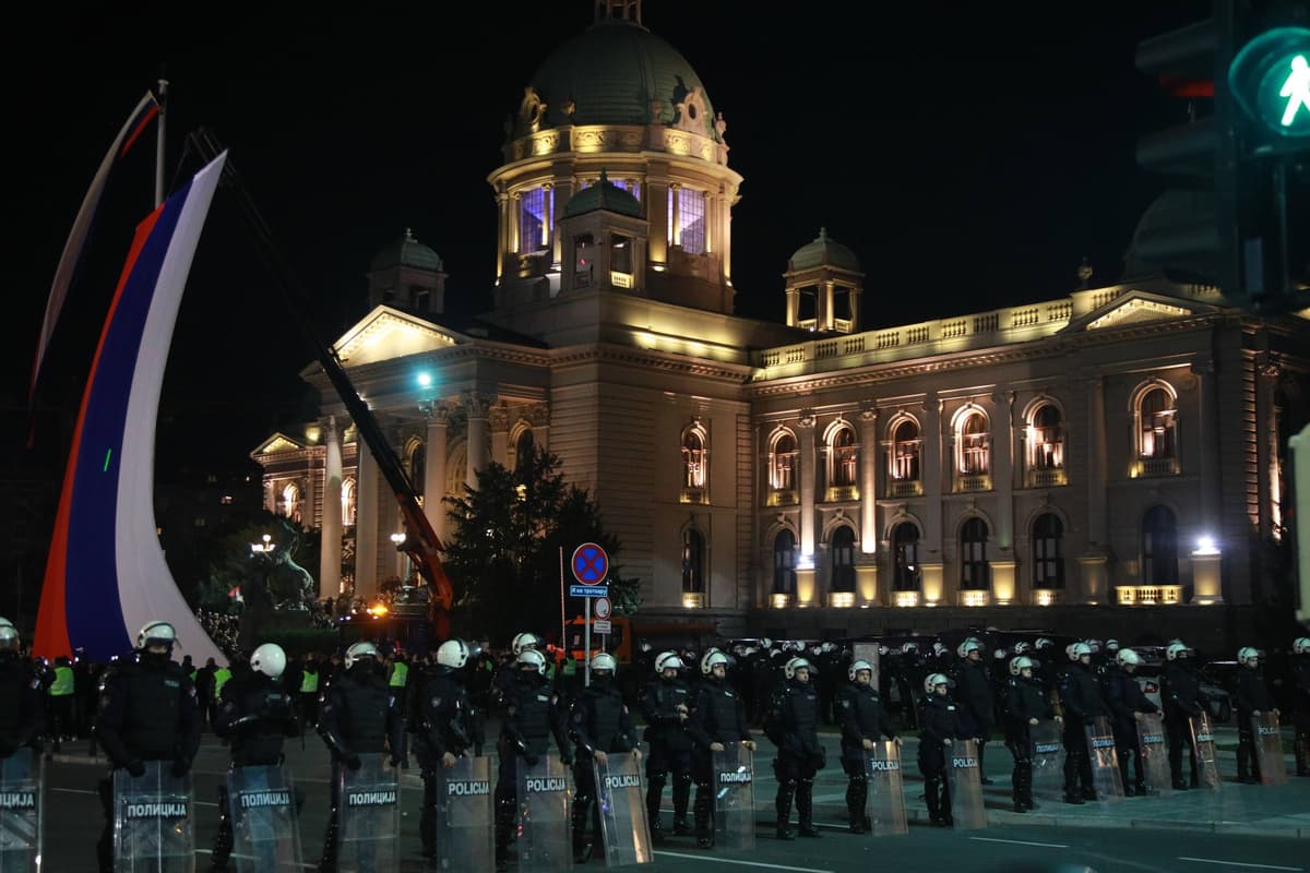Policajná ochrana srbského parlamentu počas zhromaždení 5. 11. 2025. Foto MISKOV/BETAPHOTO / Sipa Press / Profimedia