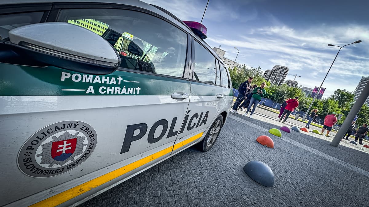 Polícia aj so psovodom prehľadáva priestory nákupného centra v Bratislave. FOTO:TASR/Pavol Zachar