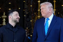 Americký prezident Donald Trump (vpravo) a ukrajinský prezident Volodymyr Zelenskyj počas stretnutia v sídle Mar-a-Lago na Floride. FOTO: TASR/AP Photo/Alex Brandon