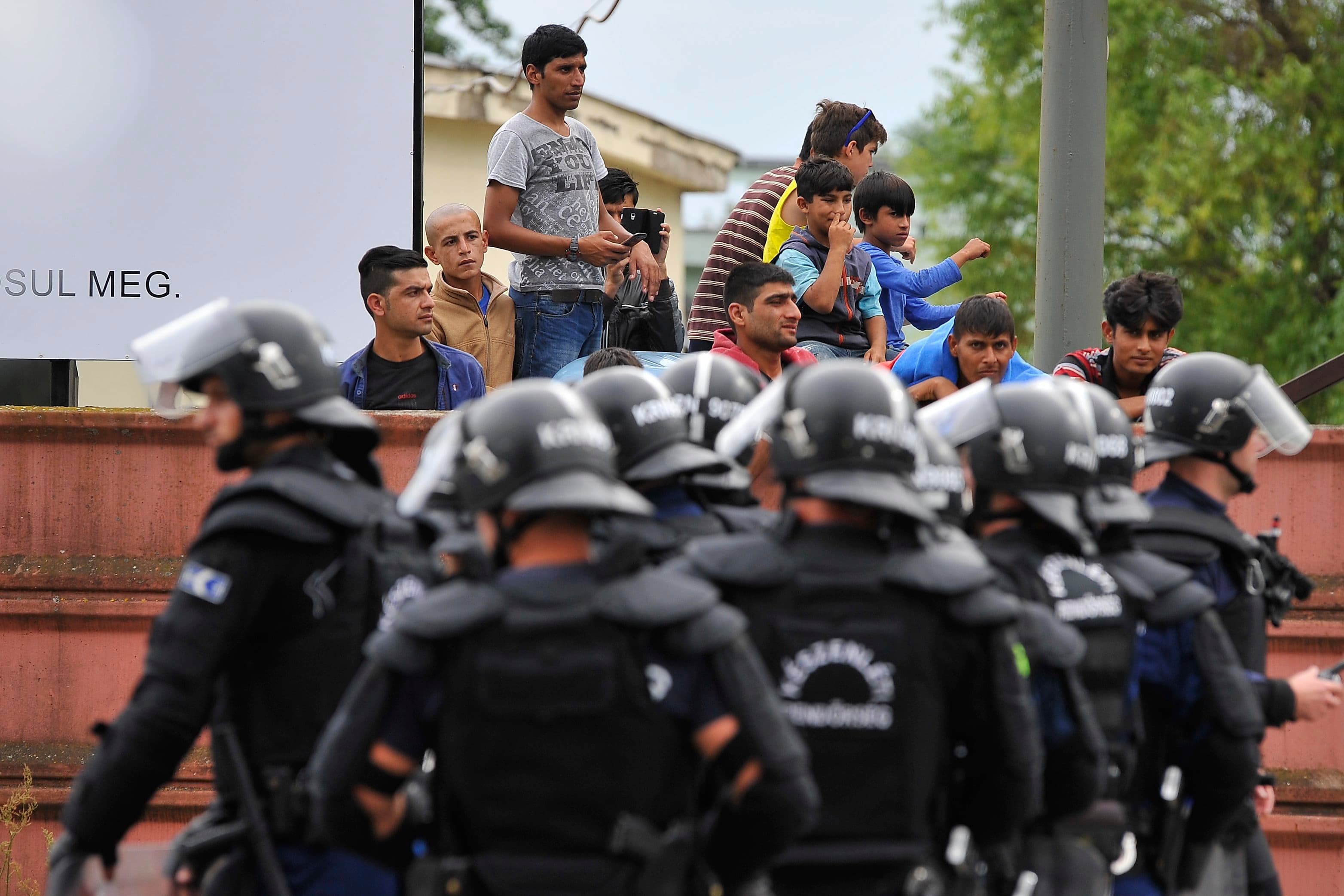 Utečenci a policajti v utečeneckom tábore v Debrecíne. Foto: TASR/AP