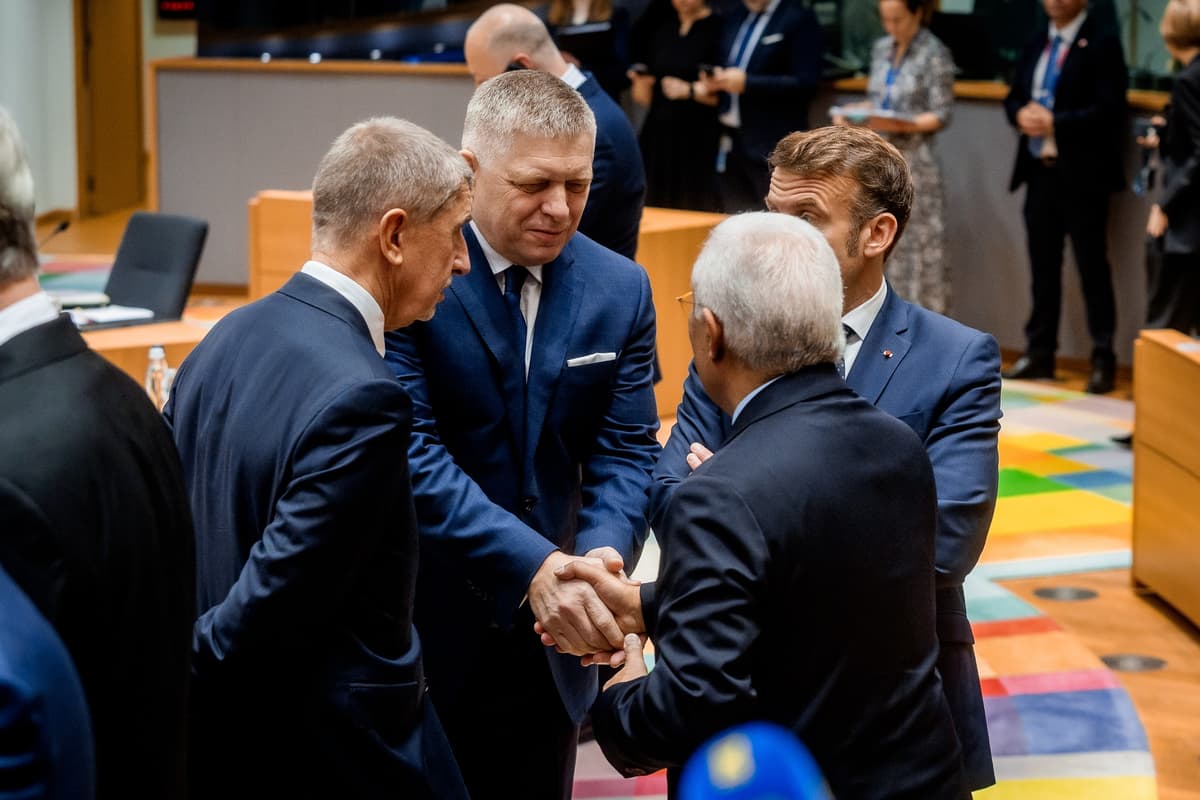 Robert Fico, Andrej Babiš a Emmanuel Macron. Foto TASR/AP