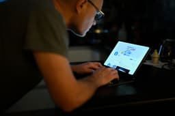 Fact-checker - ilustračný záber. Foto aap Arriens/NurPhoto/Shuttersto / Shutterstock Editorial / Profimedia