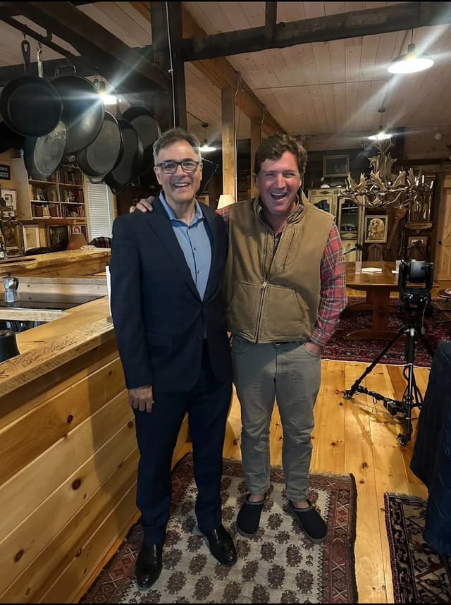 JOhn Kiriakou vystúpil aj v relácii Tuckera Carlsona. Foto: Kiriakou/FB