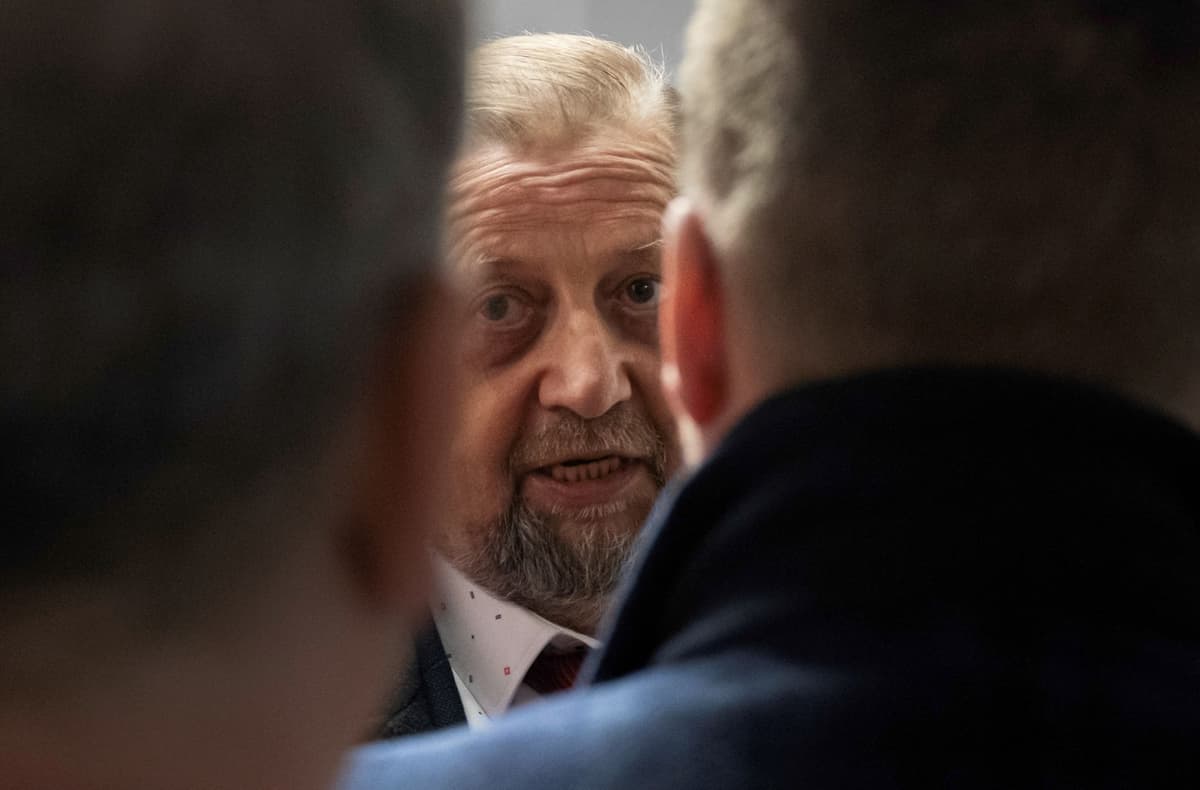 Štefan Harabin prichádza na súdne pojednávanie v kauze hanobenia rasy a národa na Najvyššom súde SR v Bratislave 13. januára 2026. Foto: Martin Baumann/TASR