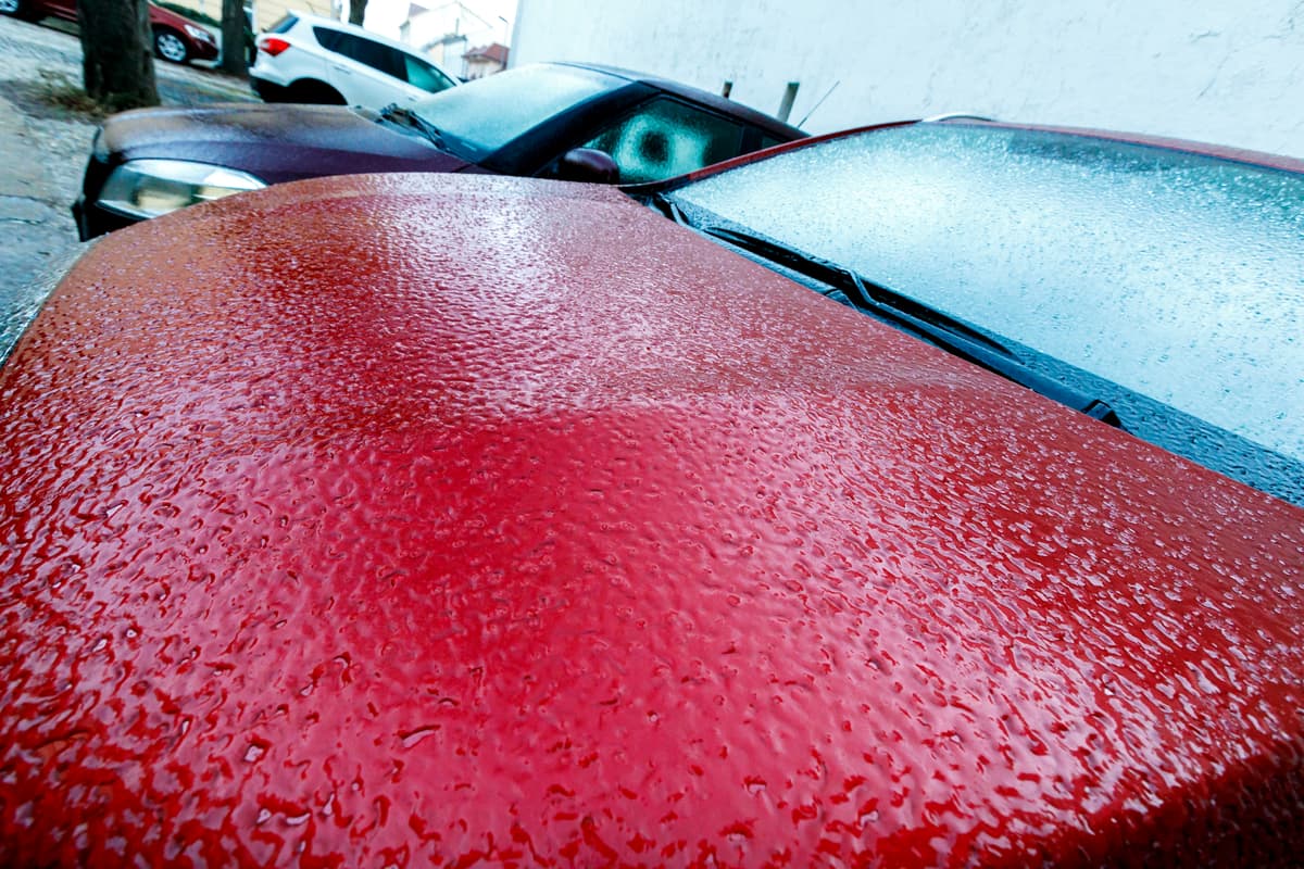 Na snímke zľadovatená kapota auta zaparkovaného pri bytovom dome v Bratislave. FOTO:TASR/Dano Veselský