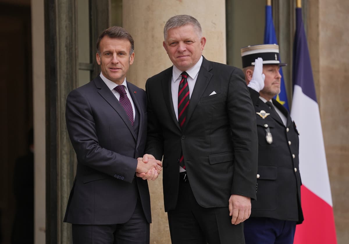 Emmanuel Macron a Robert Fico. Foto: TASR/AP