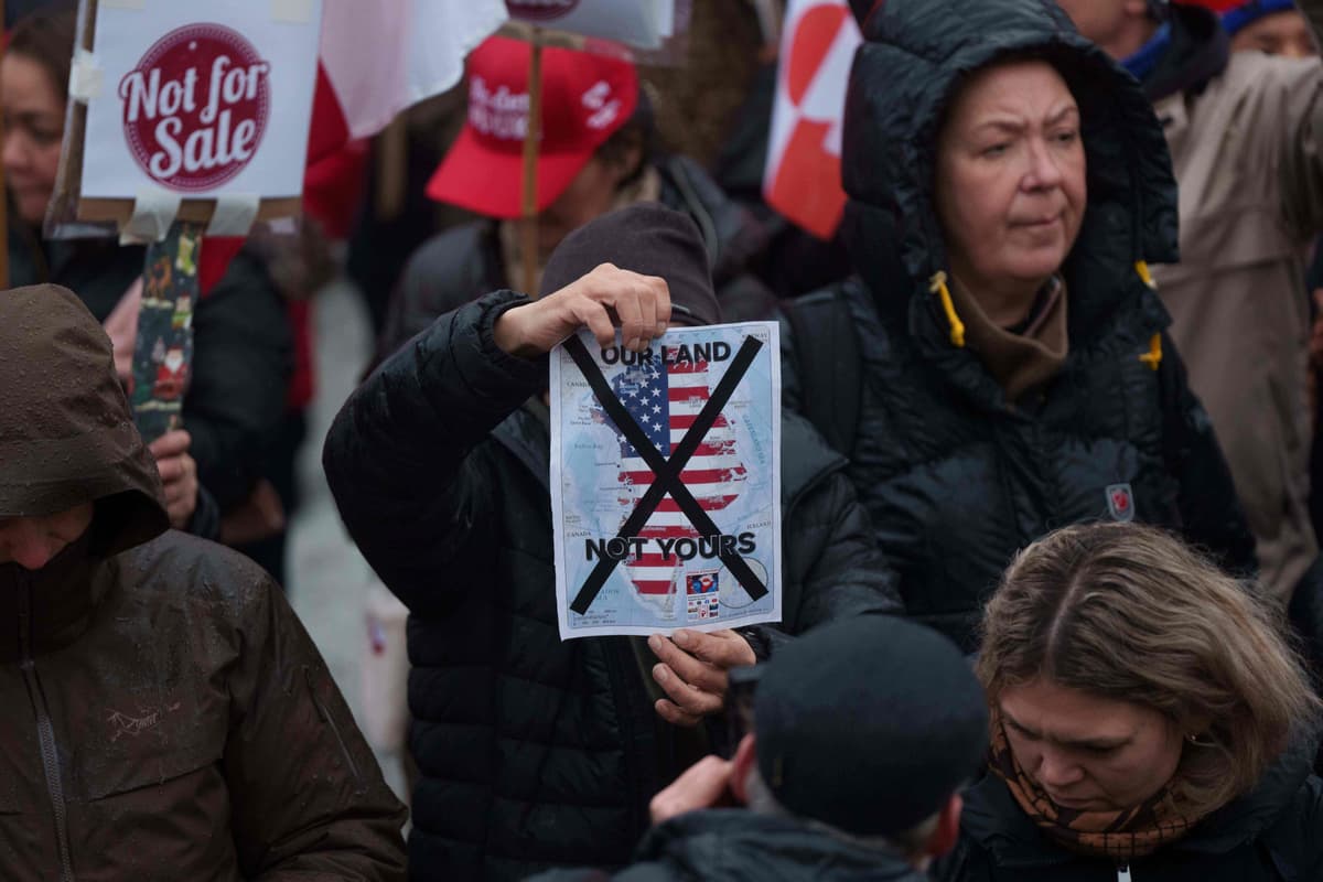 Protest proti Trumpovej politike voči Grónsku pred americkým konzulátom v Nuuku v sobotu 17. januára 2026. Foto: TASR/AP