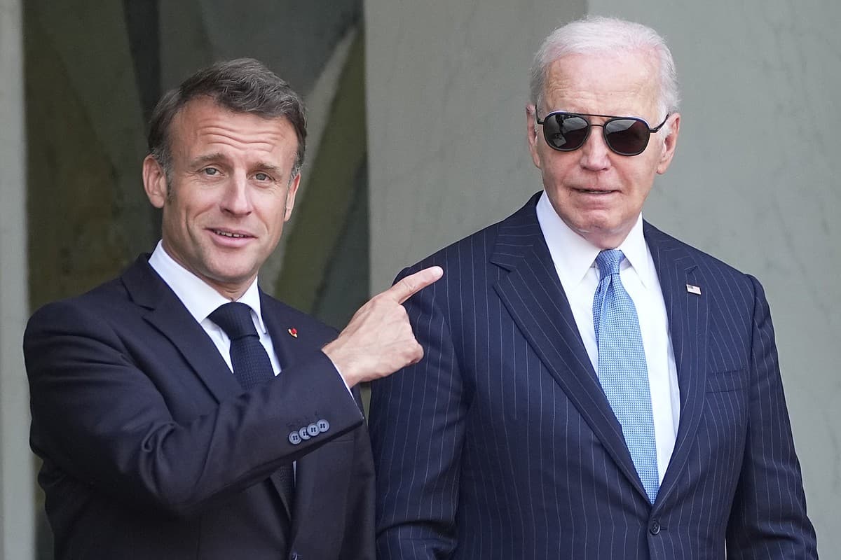 Emmanuel Macron a Joe Biden. Foto: TASR/AP.