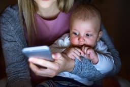 Mama, dojča a smartfón - ilustračný záber. Foto Jozef Polc / Alamy / Profimedia