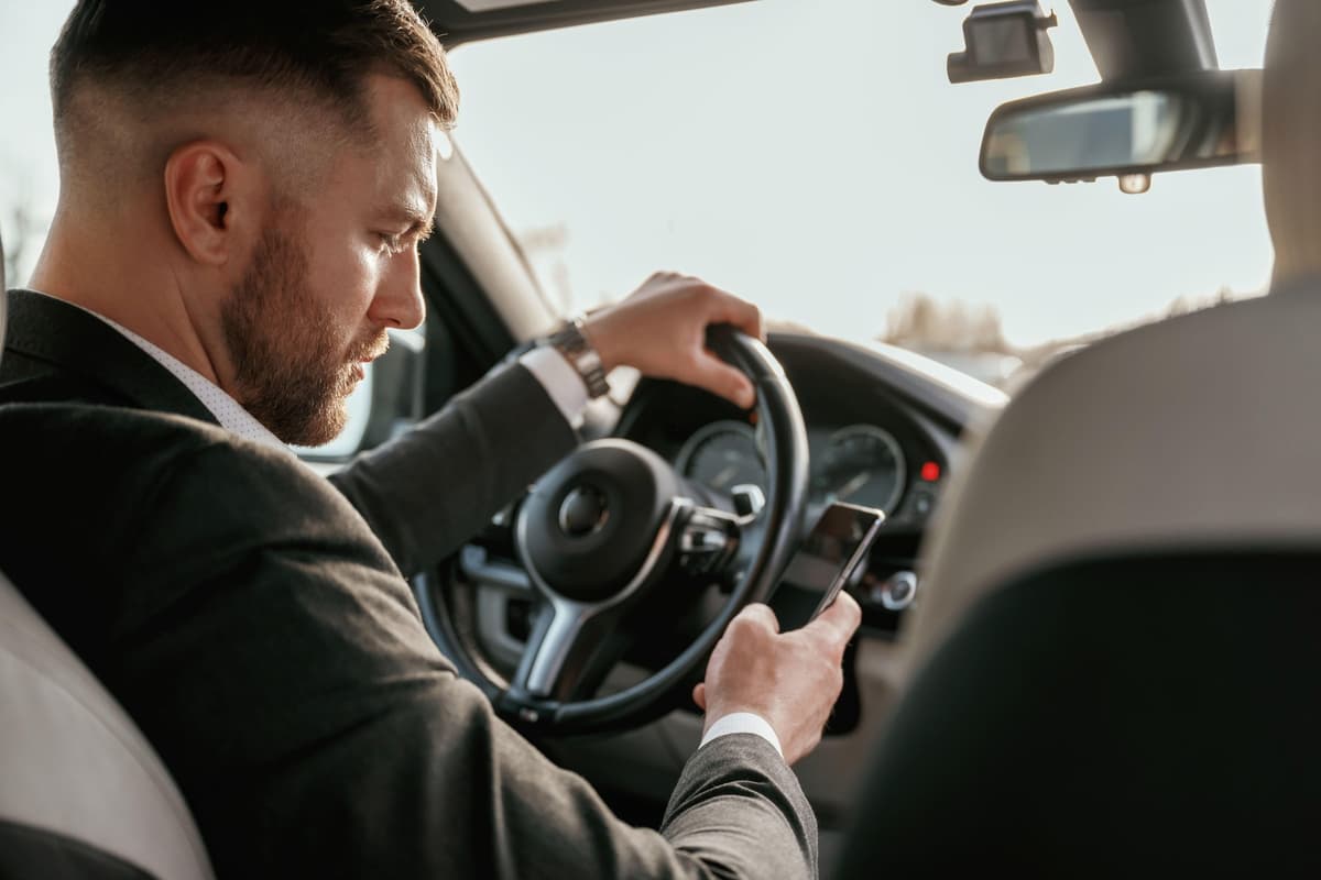 Muž surfujúci za volantom - ilustračný záber. Foto Myron Standret / Alamy / Profimedia