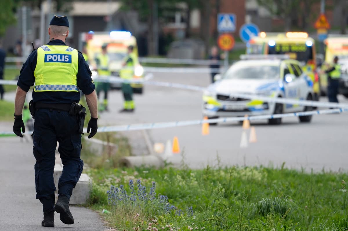 Švédska polícia v meste Orebro, kde sa v auguste 2025 strieľalo pred mešitou. Foto Filip Gronroos / TT NEWS AGENCY / AFP / Profimedia