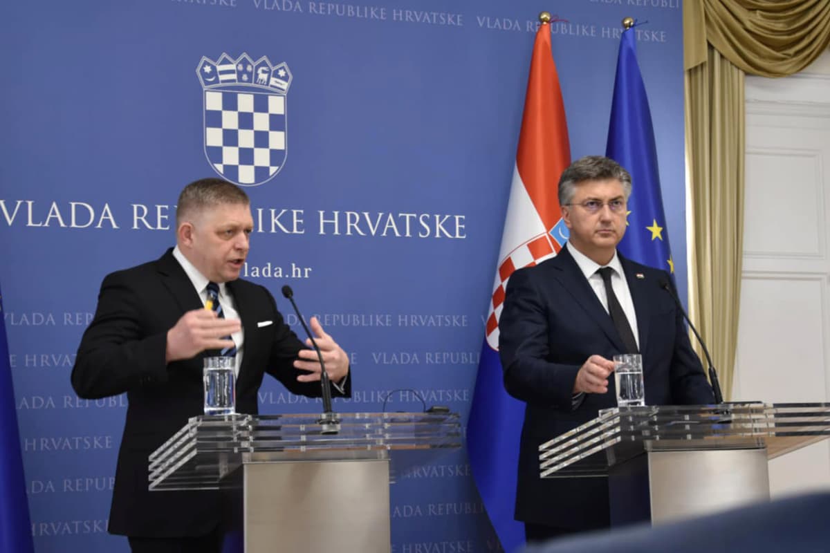 Na snímke premiér SR Robert Fico a premiér Chorvátska Andrej Plenkovič. Foto: TASR/Martin Žigo.