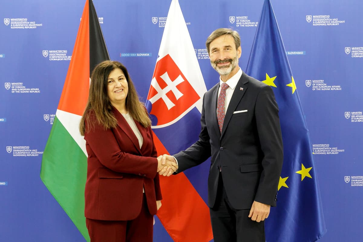 Juraj Blanár a ministerka zahraničia Palestíny Varsen Aghabekjanová Šáhínová si podávajú ruky počas stretnutia v Bratislave 17. februára 2026. Foto: Dano Veselský/TASR