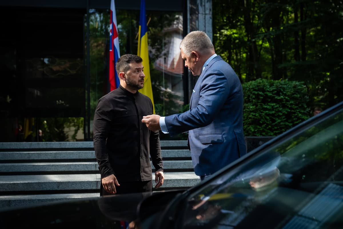 Volodymyr Zelenskyj a slovenský premiér Robert Fico počas privítania pred ich stretnutím v ukrajinskom meste Užhorod v piatok 5. septembra 2025. Foto: Úrad vlády SR