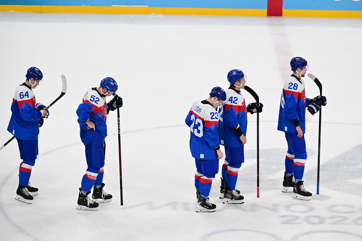 Slovenskí hokejisti po prehratom semifinále s USA. Foto:TASR/Jaroslav Novák
