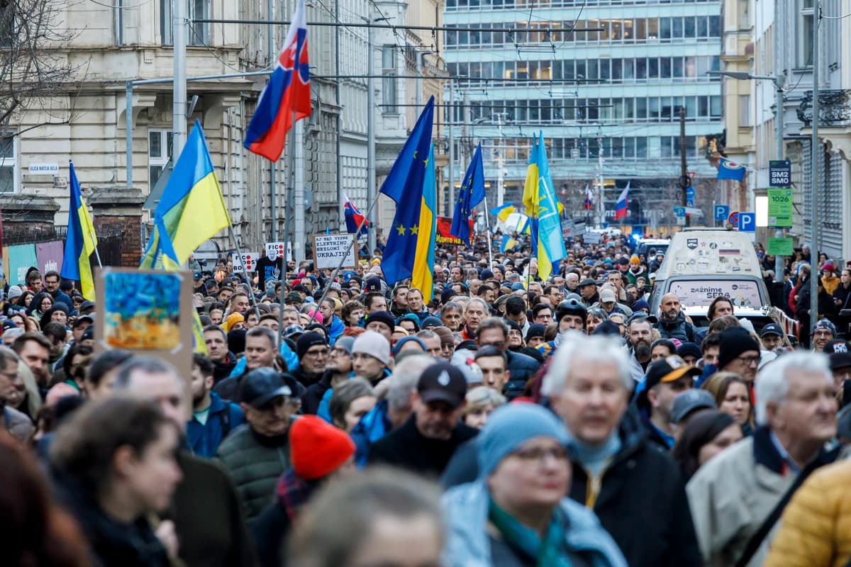 Účastníci Pochodu solidarity pri príležitosti štvrtého výročia vojny na Ukrajine v Bratislave. Foto: Dano Veselský/TASR