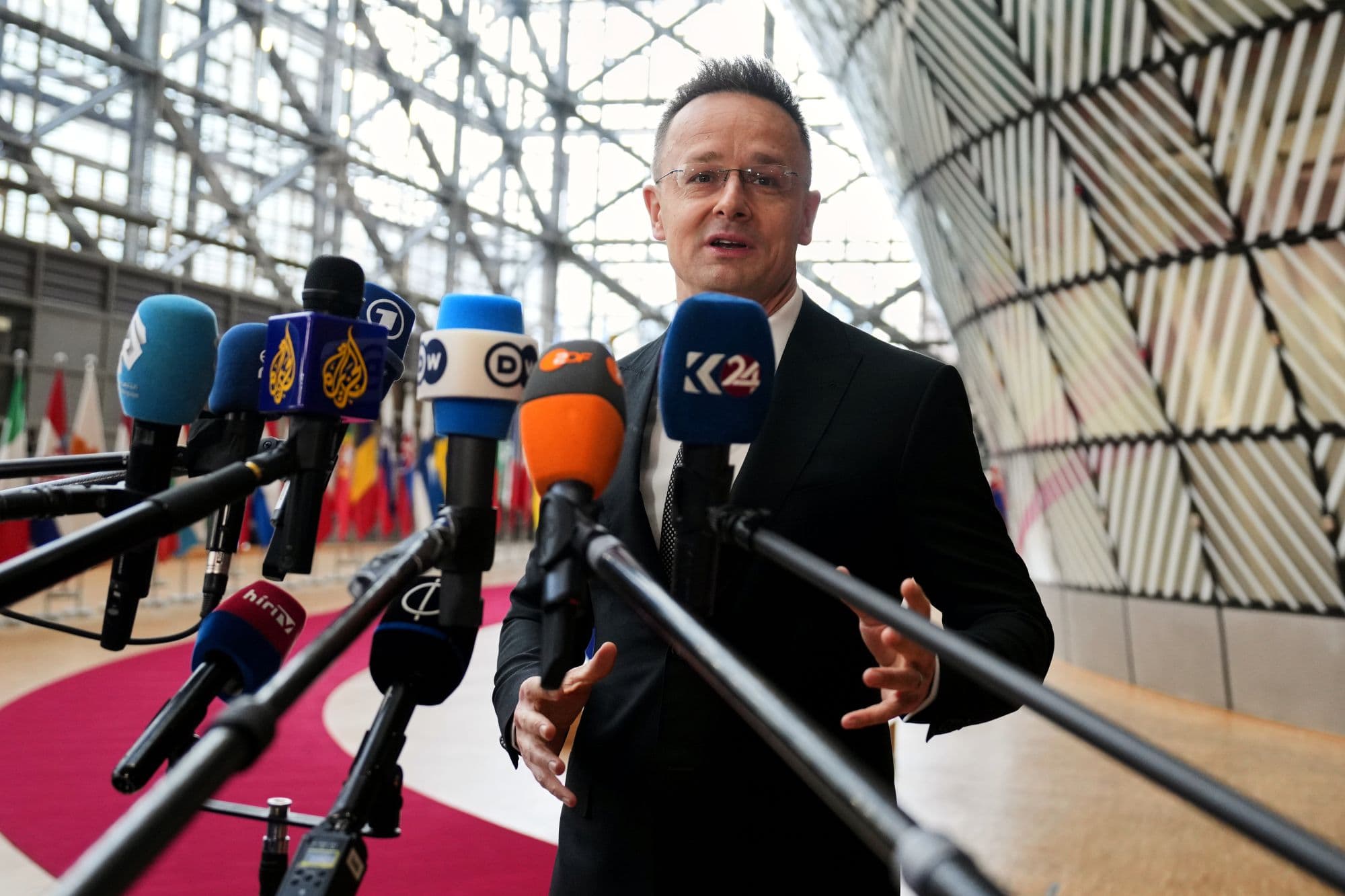Péter Szijjártó hovorí s novinármi počas jeho príchodu na stretnutie ministrov zahraničných vecí EÚ v sídle Európskej rady v Bruseli 23. Foto: TASR/AP