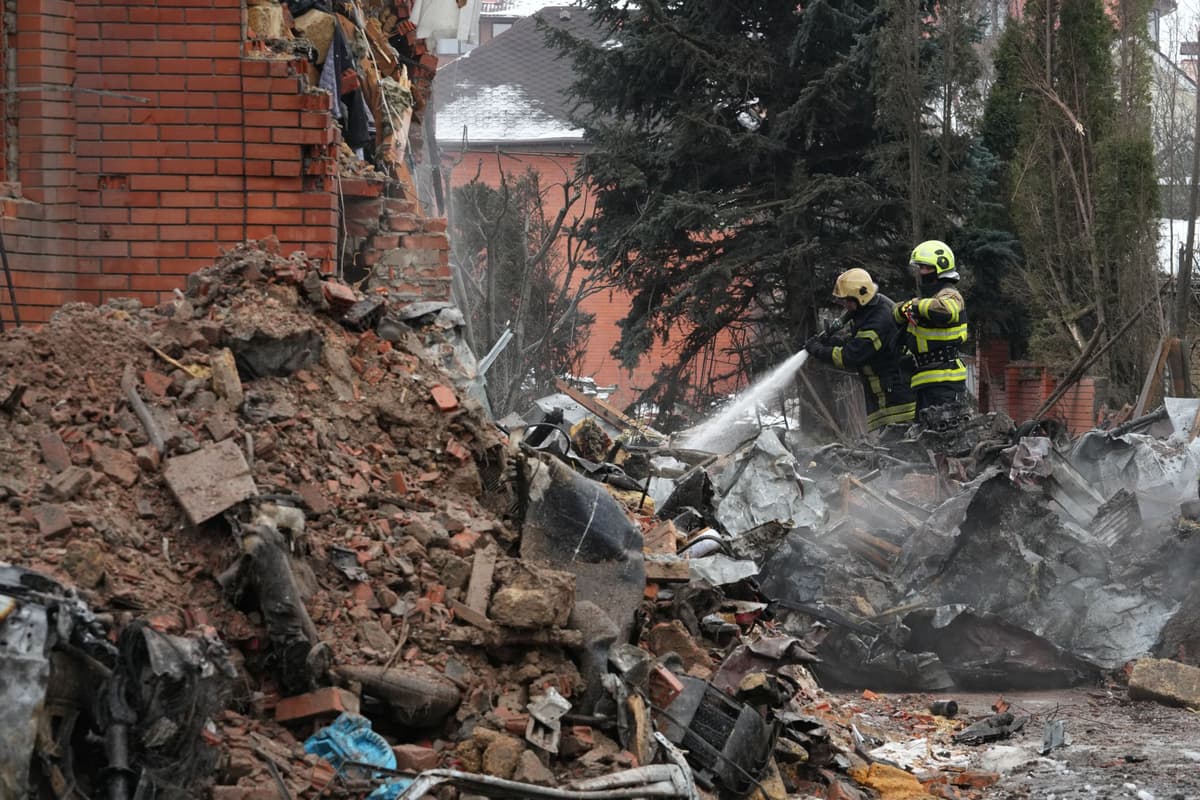 Hasiči zasahujú po dronovom útoku ruskej armády na ukrajinskú metropolu Kyjev v nedeľu 22. februára 2026. Foto: TASR/AP