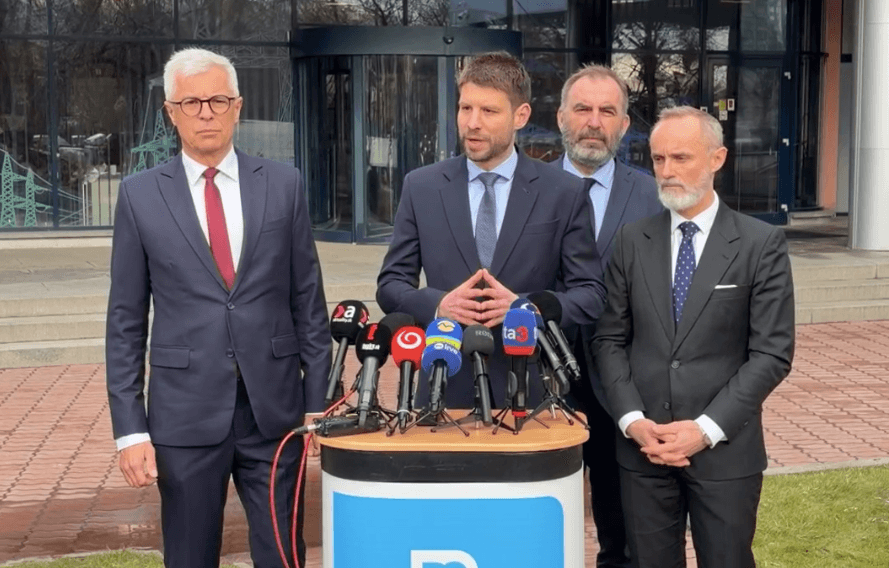 Lídri PS pred budovou Slovenskej elektrizačnej prenosovej sústavy. Reprotofo: Facebook/PS.