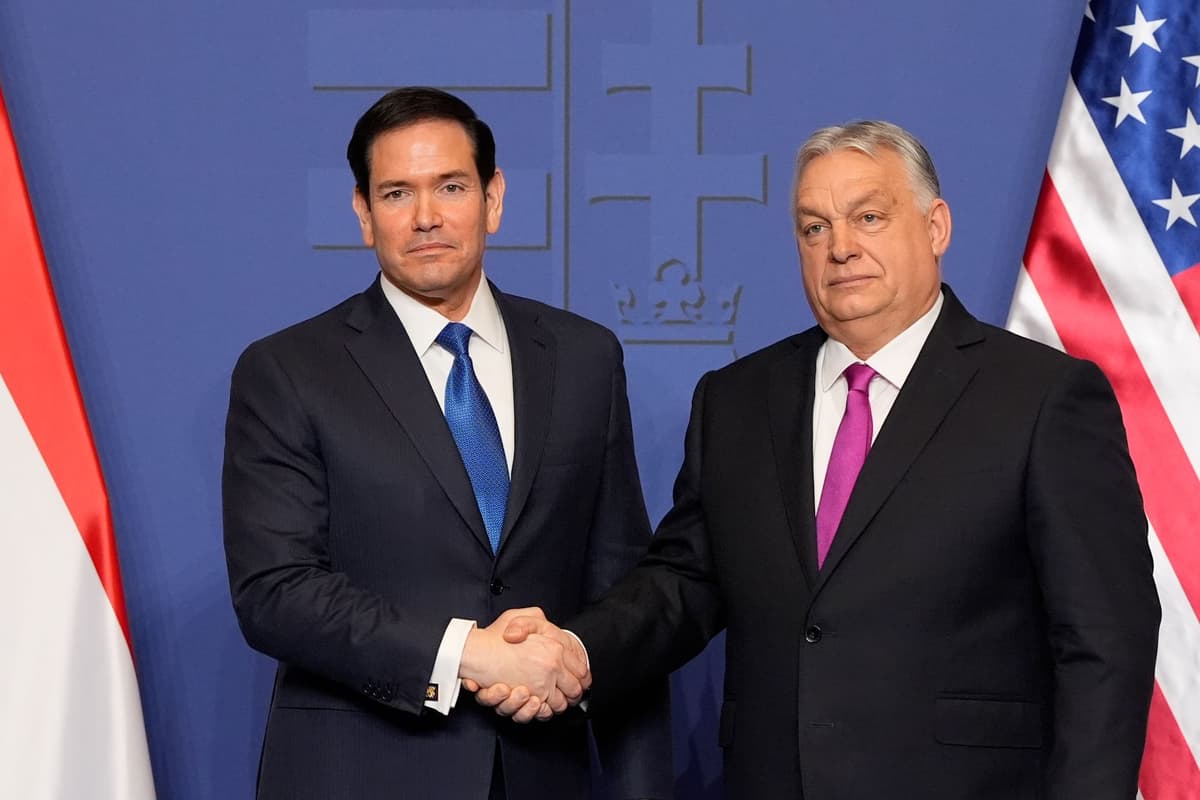 Marco Rubio a Viktor Orbán si podávajú ruky po tlačovej konferencii v Budapešti v pondelok 16. februára 2026. Foto: TASR/AP