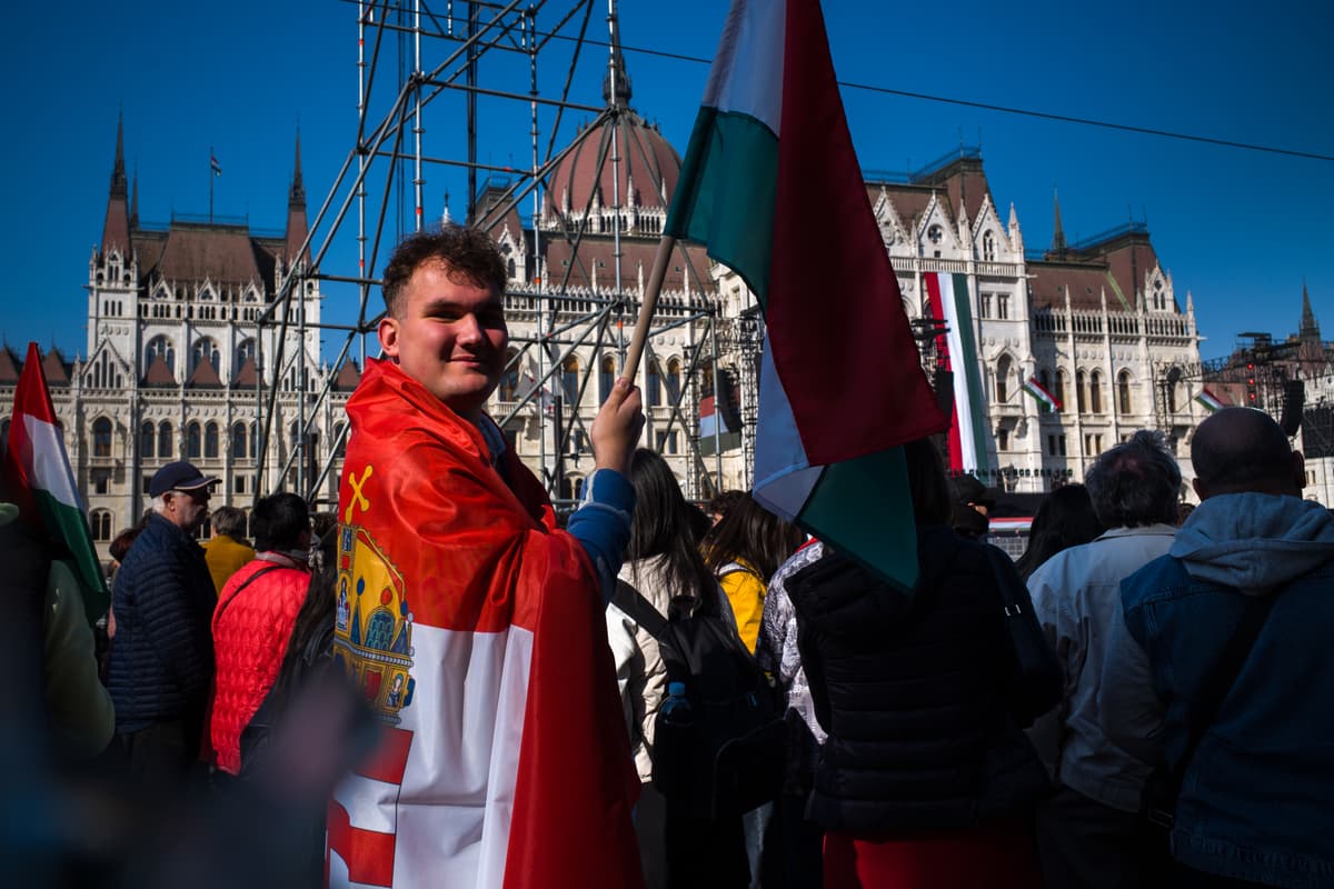 Maďari sa pripravujú na poludňajší prejav premiéra Viktora Orbána. Foto: Ladislav Vallach/TASR