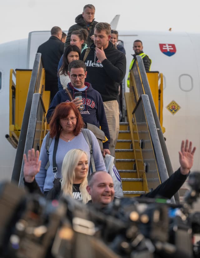 Na snímke slovenskí občania vystupujú z vládneho špeciálu. Foto: TASR/AP
