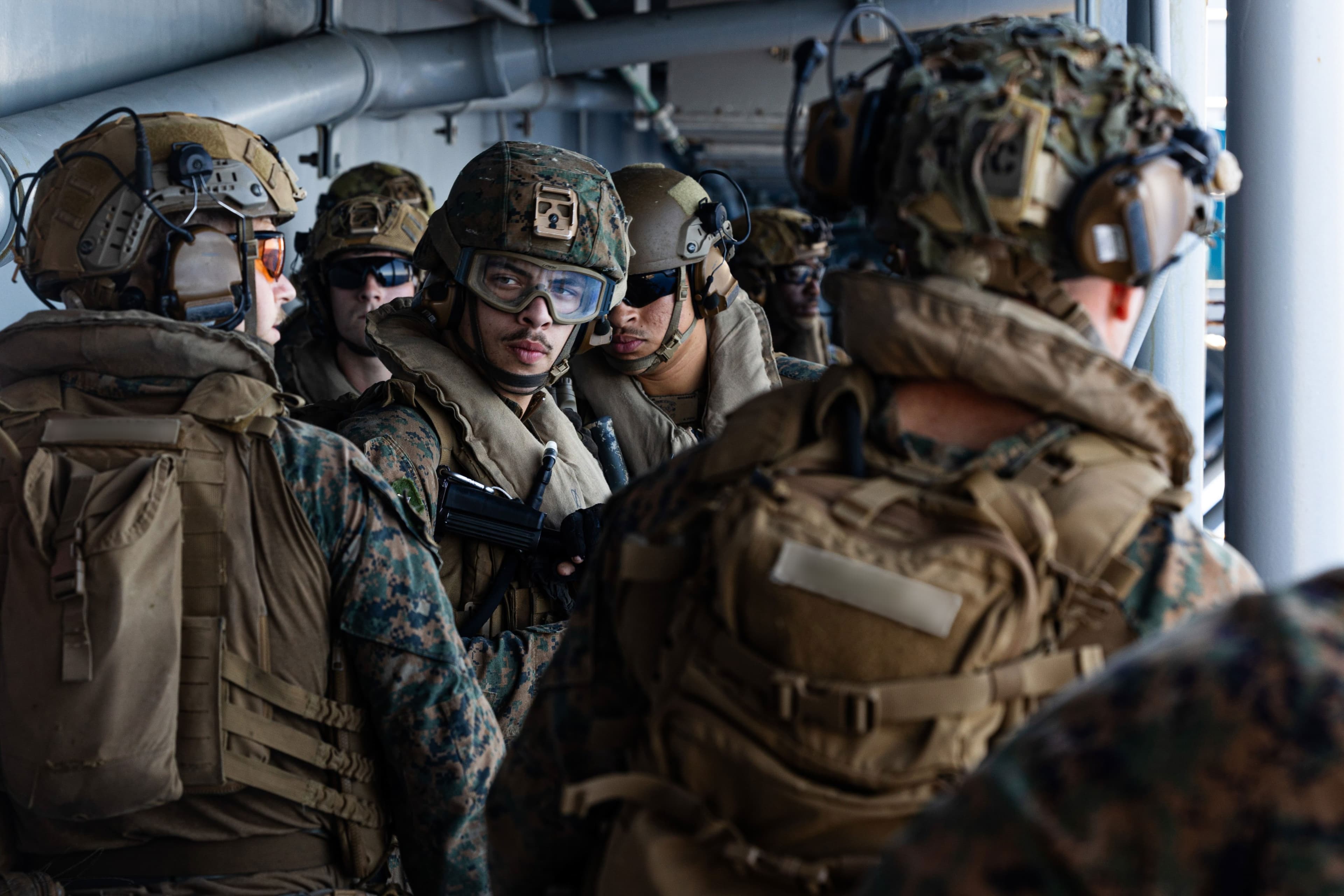 Americkí vojaci smerujúci na Blízky východ na palube lode USS Tripoli. Foto: X/CENTCOM