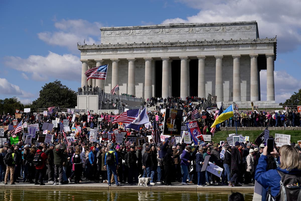 Demonštranti pred Lincolnovým pamätníkom počas protestu „No Kings“ vo Washingtone v sobotu 28. marca 2026. Foto: TASR/AP