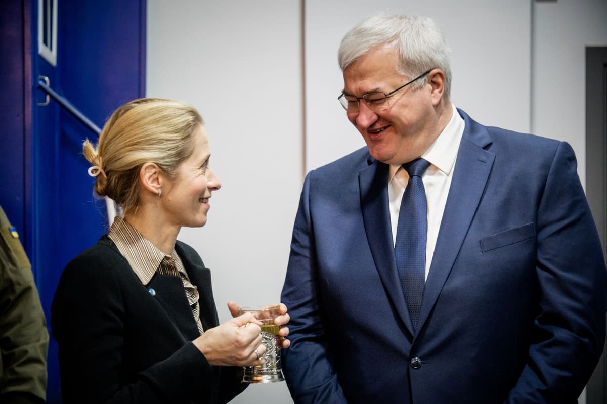 Šéfka únijnej diplomacie Kaja Kallasová a ukrajinský minister zahraničných vecí Andrij Sybiha na železničnej stanici v Kyjeve 31. marca 2026. Foto: TASR/AP